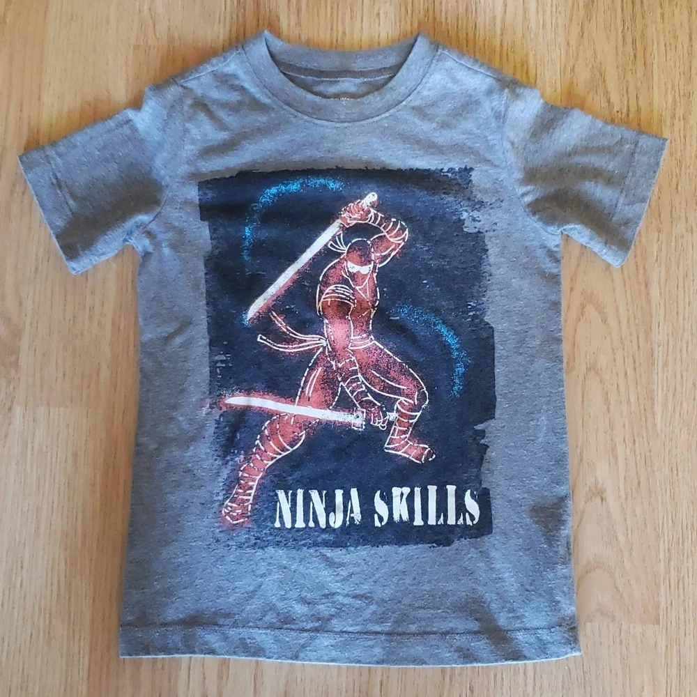 8 Short Sleeve Boy's T-shirts Size 4 T